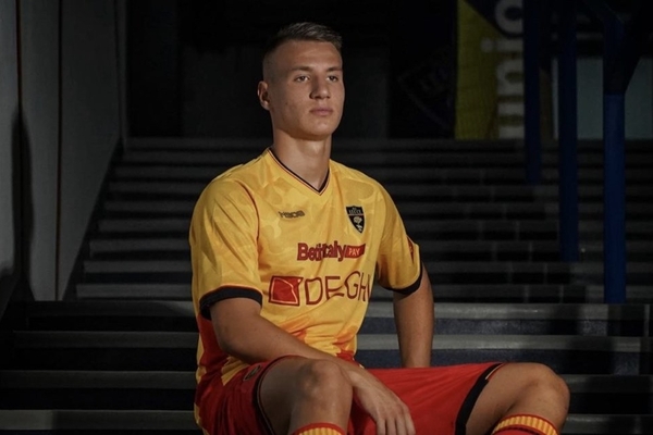 La promesa del AC Milan, Francesco Camarda, se une al Lecce en calidad de cedido