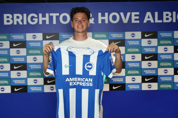 Brighton refuerza su defensa con Maxim de Cuyper